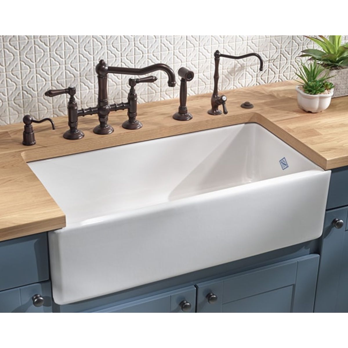 Shaws_of_Darwen Butler 1000 White in stylish kitchen