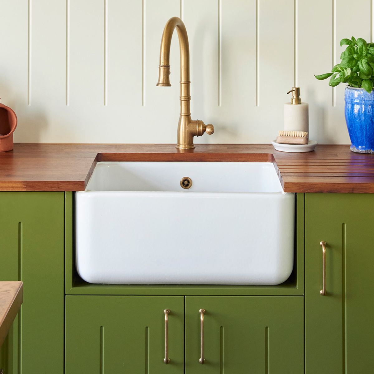 Shaws of Darwen Butler 600 White in stylish kitchen