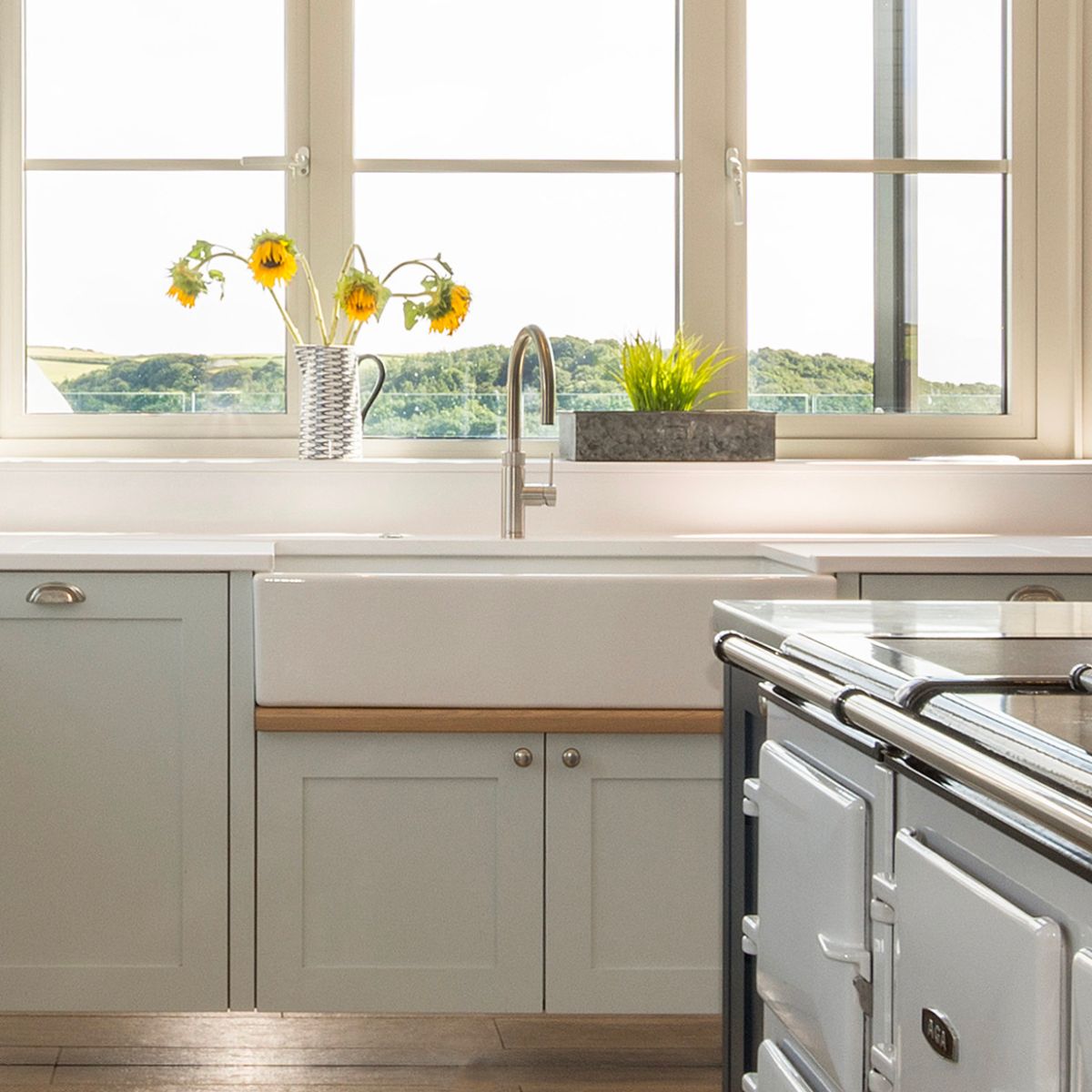 Shaws of Darwen Shaker Double 1000 White in stylish kitchen