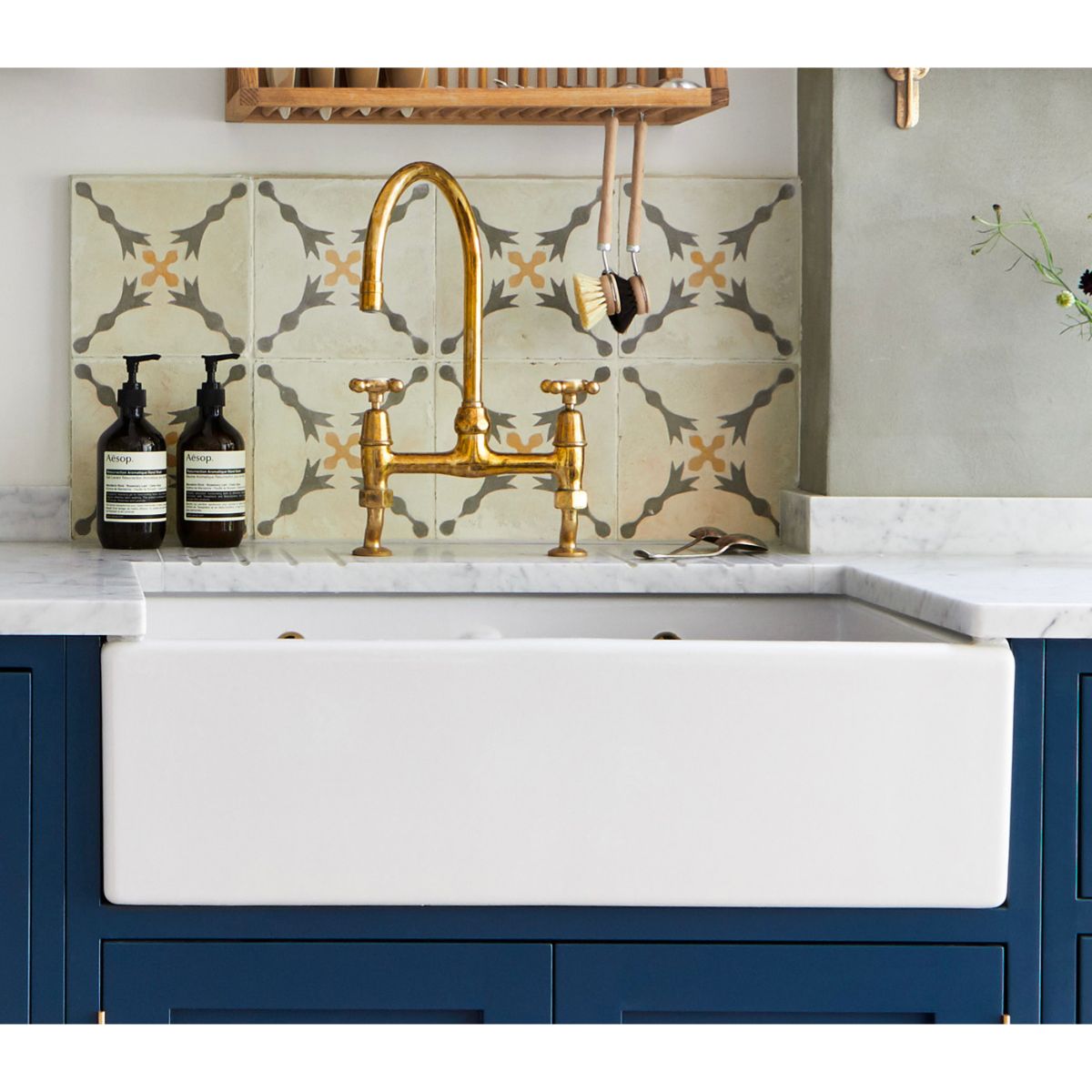 Shaws of Darwen Shaker Double 900 White in stylish kitchen